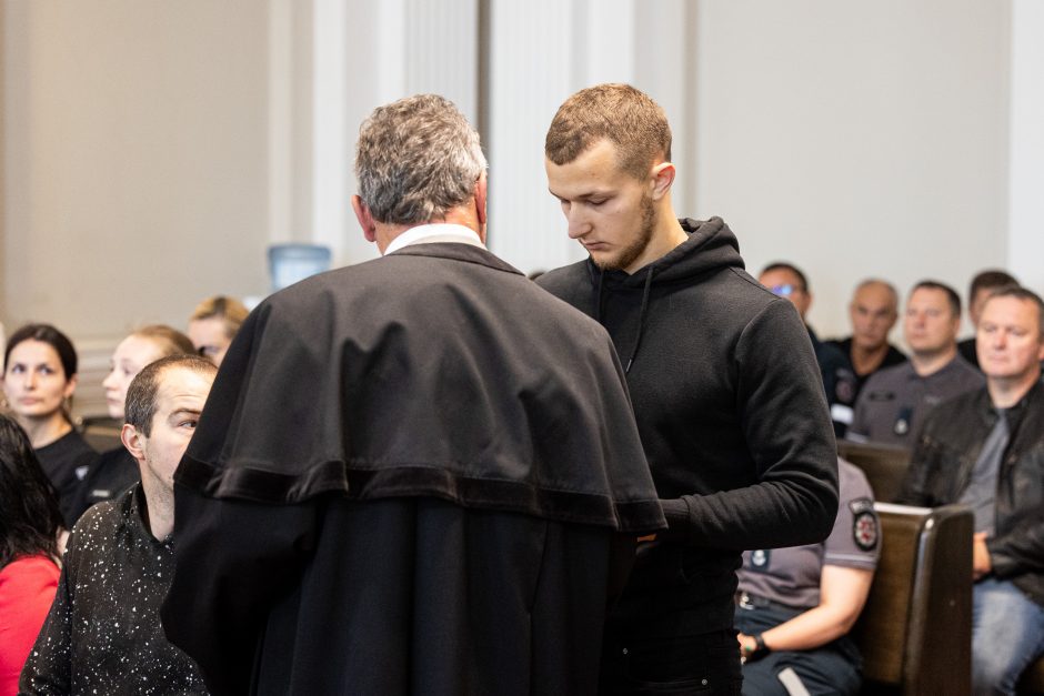 Prieš teismą stojo moters nužudymu kaltinamas policininkas: jo palaikyti atvyko per 50 pareigūnų