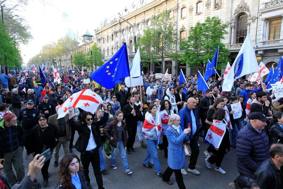 Sakartvelo sostinėje tūkstančiai žmonių protestavo prieš „užsienio agentų“ įstatymą