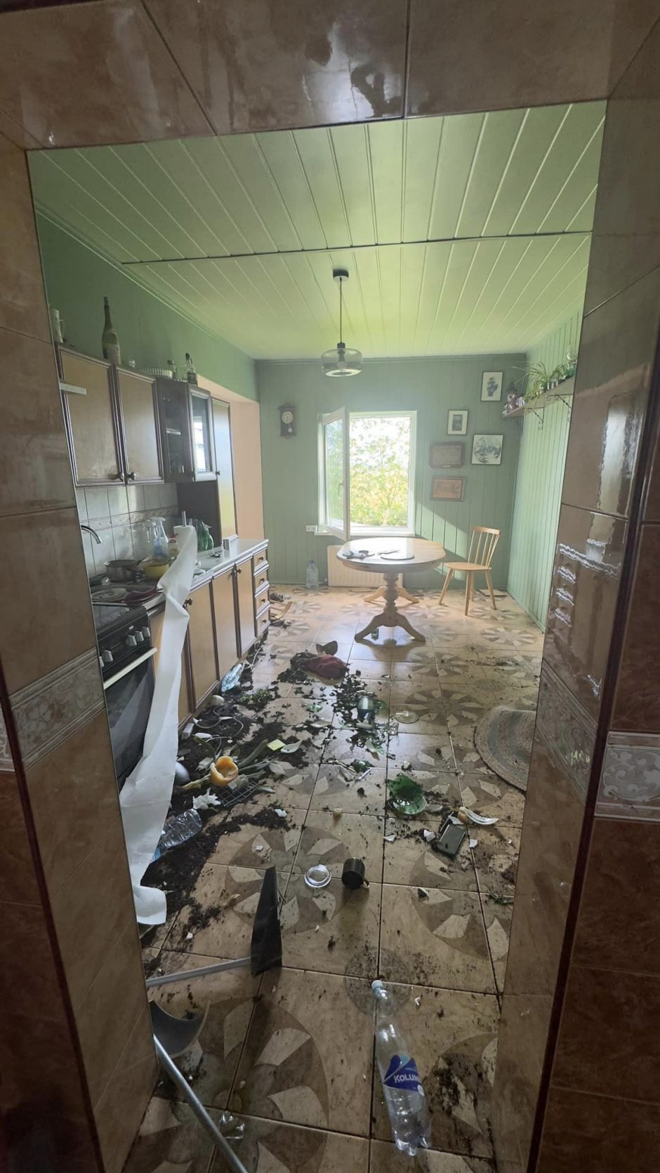Užfiksuota, kaip viesulas per akimirką sugriauna poros namus: vaizdas kaip po sprogimo