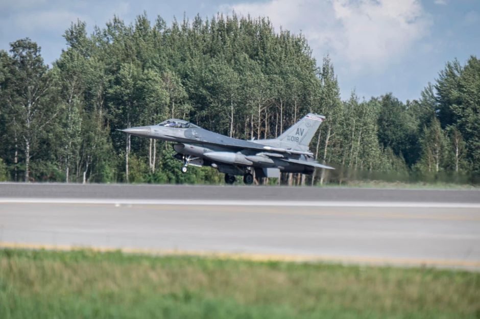 Per pratybas Vakarų Lietuvoje – naikintuvų skrydžiai žemame aukštyje