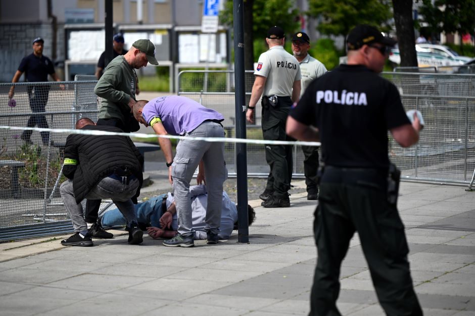 Pasikėsinimu į R. Fico gyvybę įtariamo šaulio sūnus: visiškai neįsivaizduoju, ką tėvas galvojo