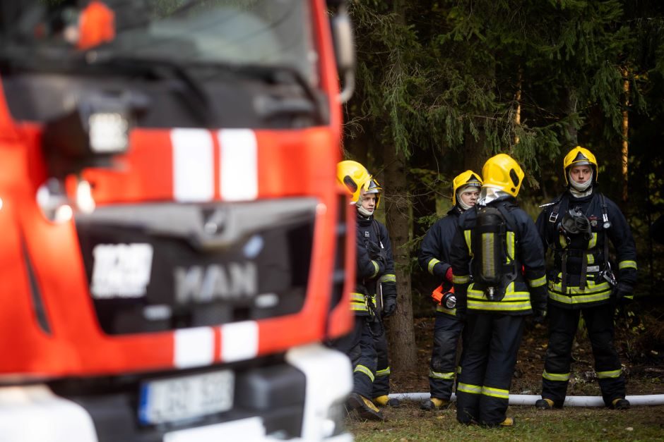 Ugniagesių atstovas apie gaisrą Klaipėdos daugiabutyje: pranešimų apie bandymus padegti nebuvo