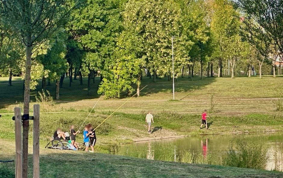 Prie uostamiesčio vandens telkinių – būriai vaikų: ar jie gali žvejoti vieni?