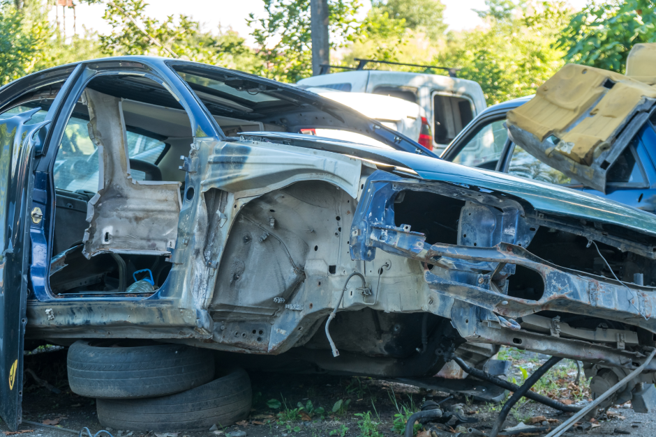 Aplinkosaugos reikalavimų nepaisęs ir nelegaliai automobilius ardęs vyras sulaukė teismo verdikto