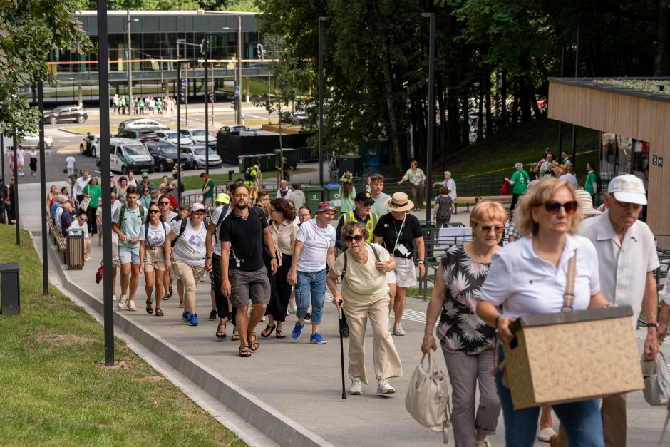 Šimtmečio šventė: minios žmonių traukia į Dainų slėnį