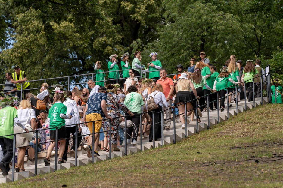 Šimtmečio šventė: minios žmonių traukia į Dainų slėnį