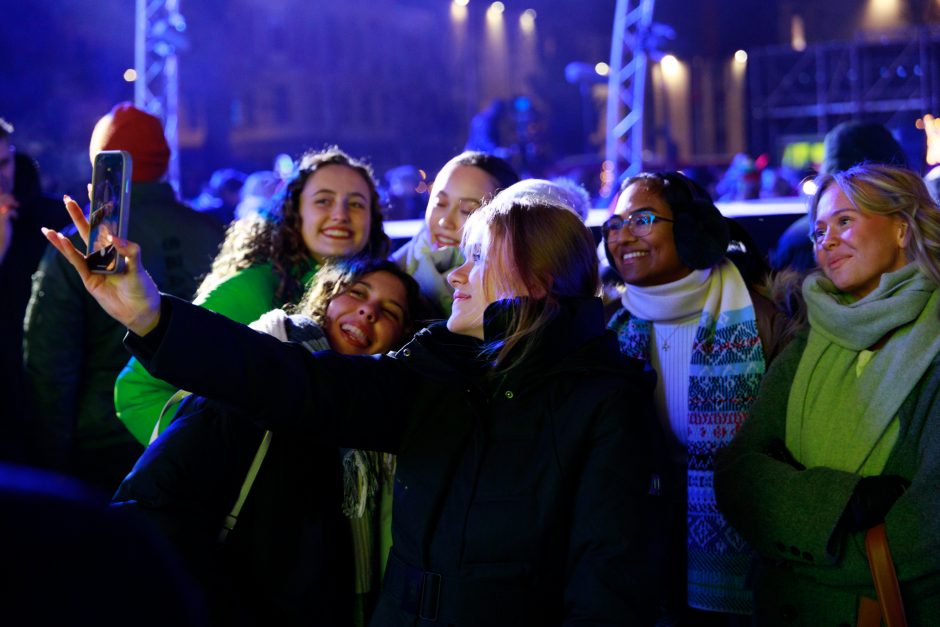 Lietuvoje įžiebta pirmoji Kalėdų eglė: Kaunas pakvipo meduoliais, Kalėdų Senelis leidosi stogu