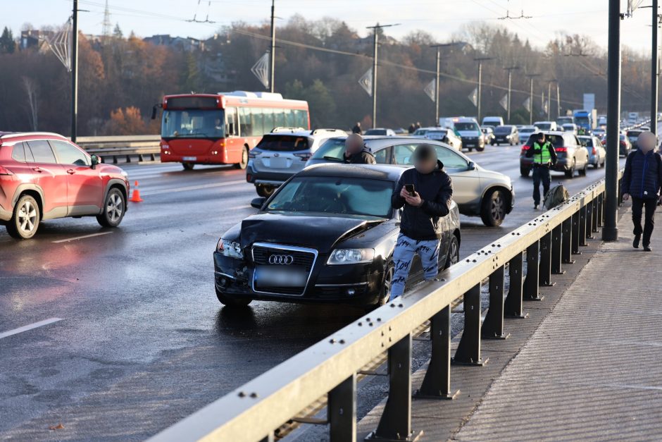 Praneša kauniečiai: ant Varnių tilto – net septynios avarijos