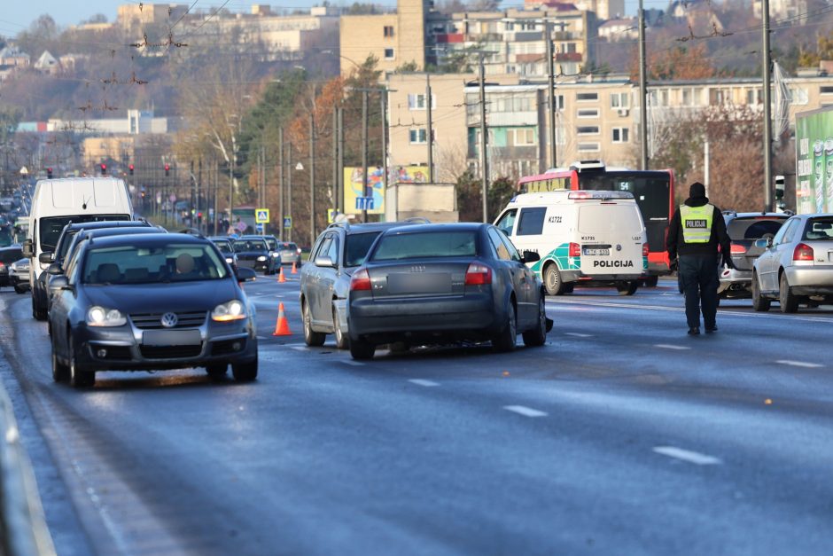 Praneša kauniečiai: ant Varnių tilto – net septynios avarijos