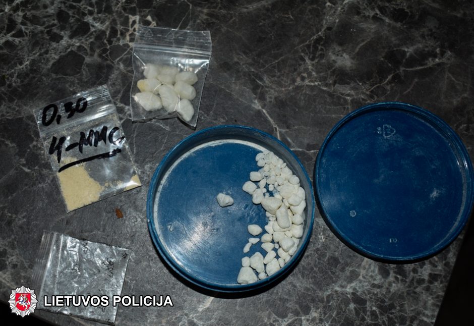 Vilniuje sulaikyti du jaunuoliai, įtariami platinę didelį kiekį narkotikų
