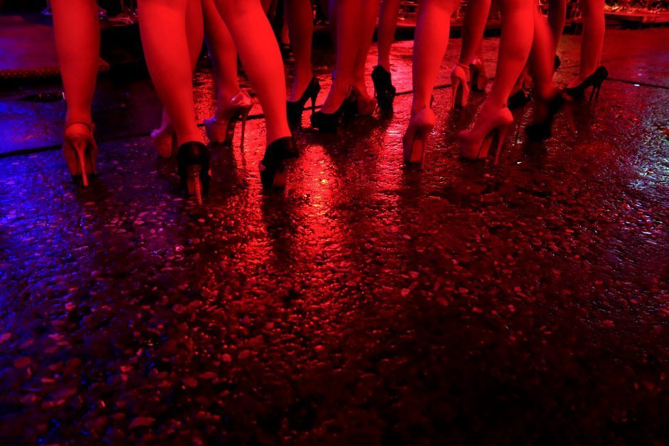 Pelnas iš užsienietės prostitucijos sutuoktiniams virto solidžiomis baudomis