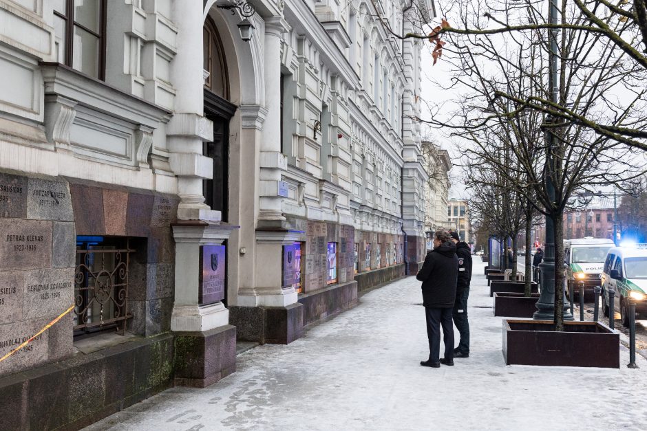 Išdaužti pastato, kuriame įsikūrę Vilniaus teismai, durų stiklai