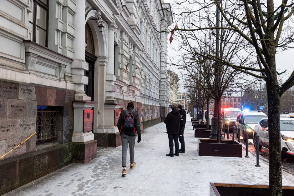 Išdaužti pastato, kuriame įsikūrę Vilniaus teismai, durų stiklai