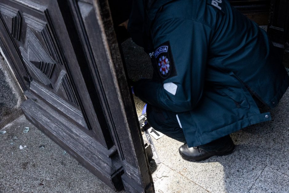 Išdaužti pastato, kuriame įsikūrę Vilniaus teismai, durų stiklai