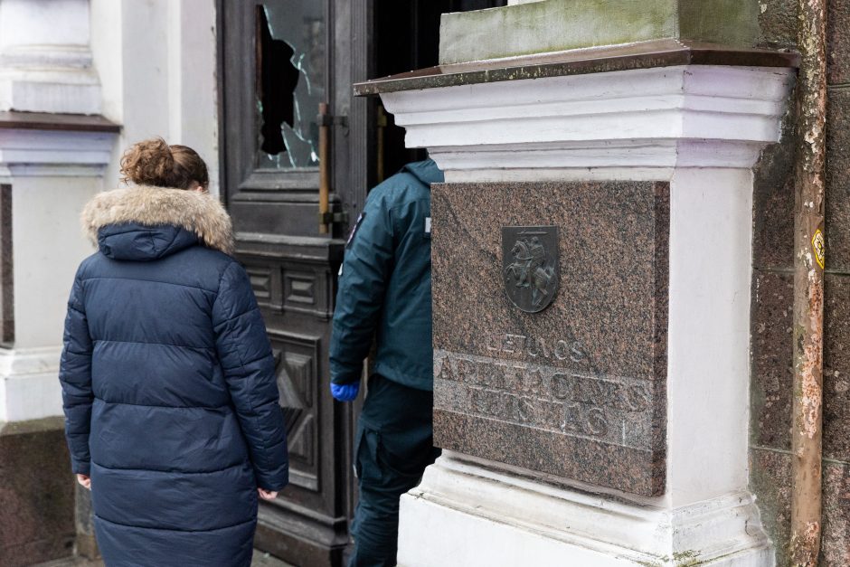 Išdaužti pastato, kuriame įsikūrę Vilniaus teismai, durų stiklai