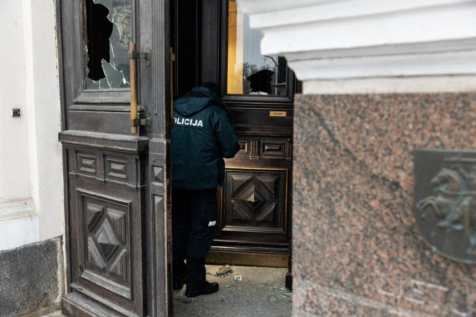 Išdaužti pastato, kuriame įsikūrę Vilniaus teismai, durų stiklai