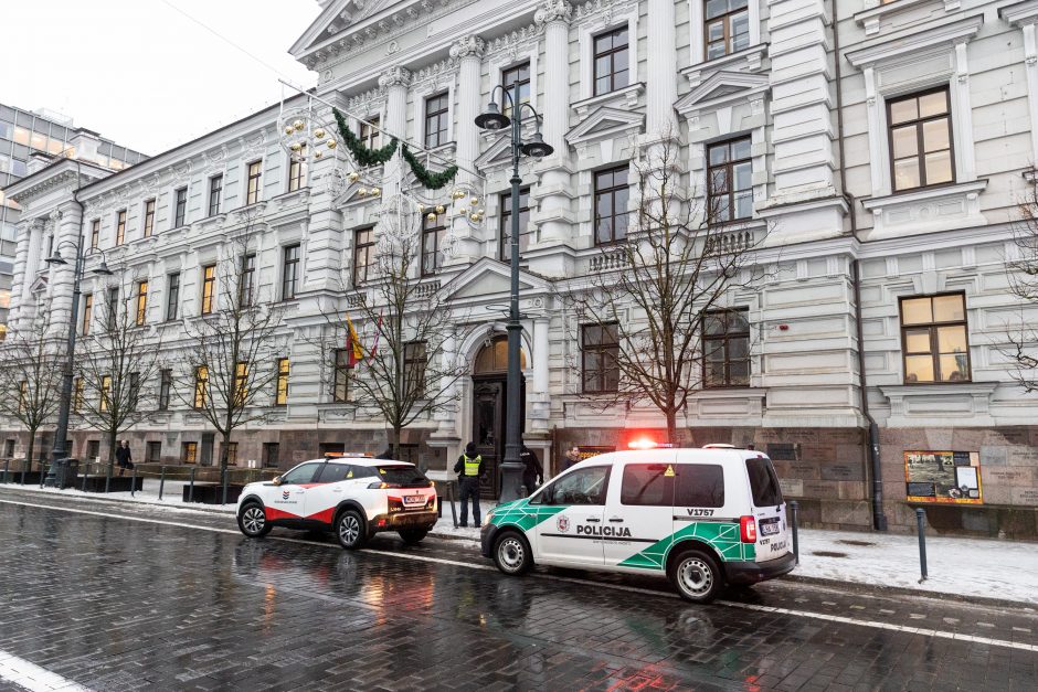 Išdaužti pastato, kuriame įsikūrę Vilniaus teismai, durų stiklai