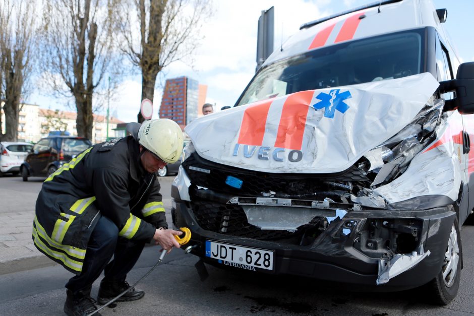 Paradoksas: padeda kitiems, bet patys – nesaugūs kelyje