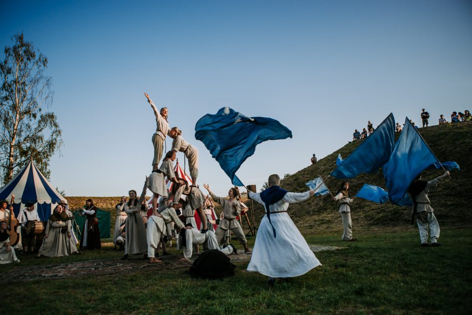 Pažintis su viduramžių teatru lietuviškos gamtos apsuptyje