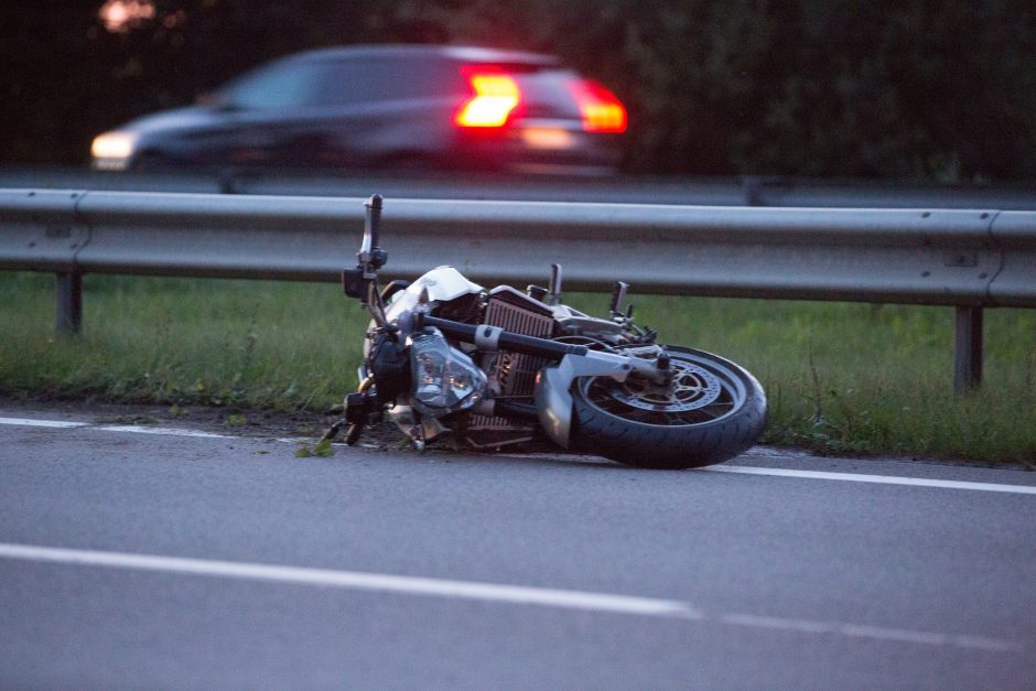 Pabradėje per avariją sužalotas motociklą be vairuotojo pažymėjimo vairavęs penkiolikmetis