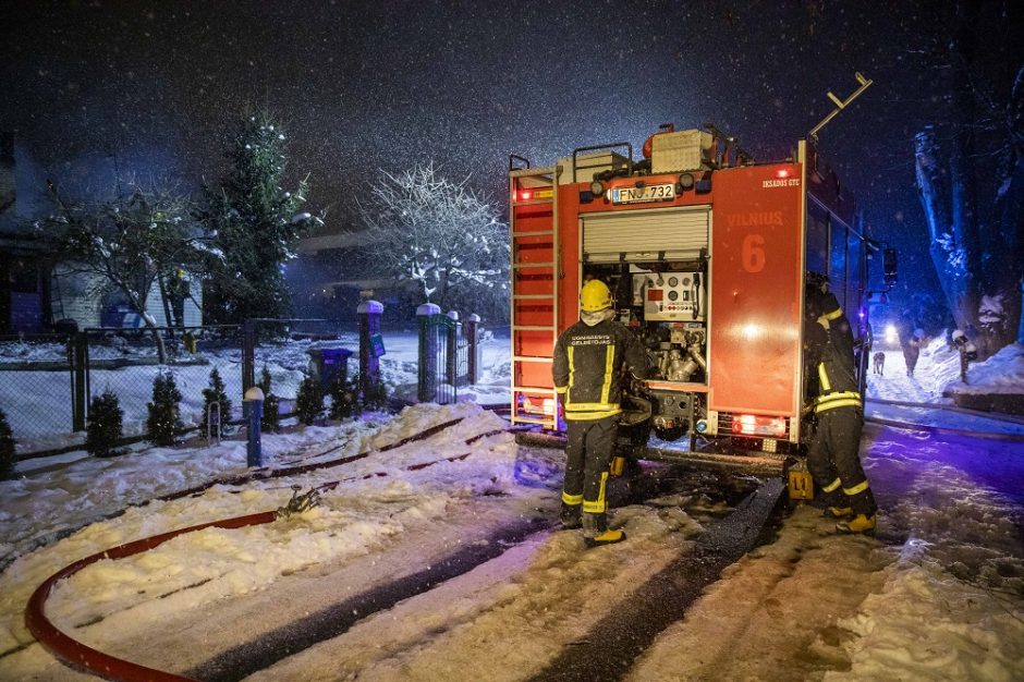 Panevėžyje iš gaisro išgelbėtas vyras gydomas reanimacijoje, evakuoti namo gyventojai