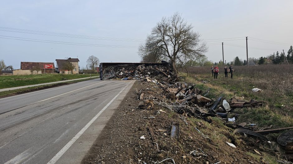 Ant kelio apvirtusį vilkiką vairuotojas tiesiog paliko ir nusprendė išgerti brendžio