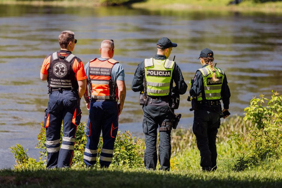 Tragedija Vilniuje: į Nerį įvažiavo automobilis, viduje – žmogus