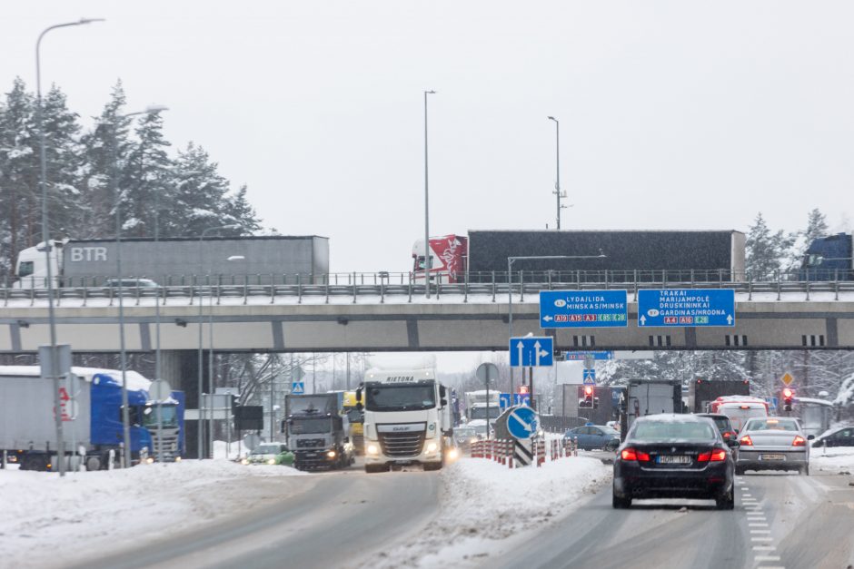 Blogos eismo sąlygos kiša koją: dalyje Vilniaus Kirtimų gatvės uždaromas eismas