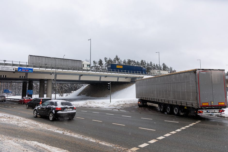 Blogos eismo sąlygos kiša koją: dalyje Vilniaus Kirtimų gatvės uždaromas eismas