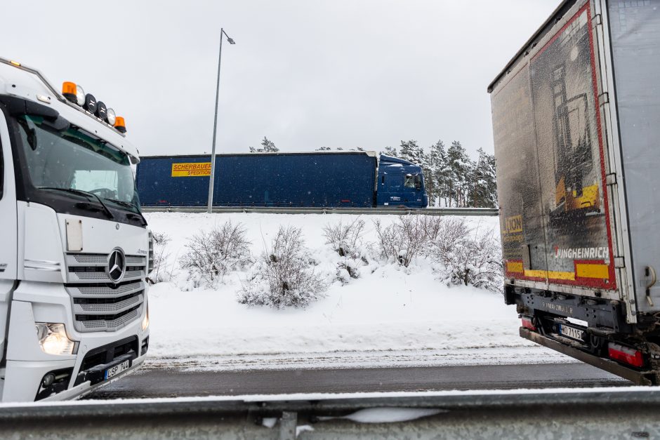 Blogos eismo sąlygos kiša koją: dalyje Vilniaus Kirtimų gatvės uždaromas eismas