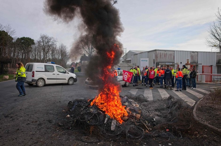 Prancūzų parlamentarai inicijavo balsavimą dėl nepasitikėjimo vyriausybe