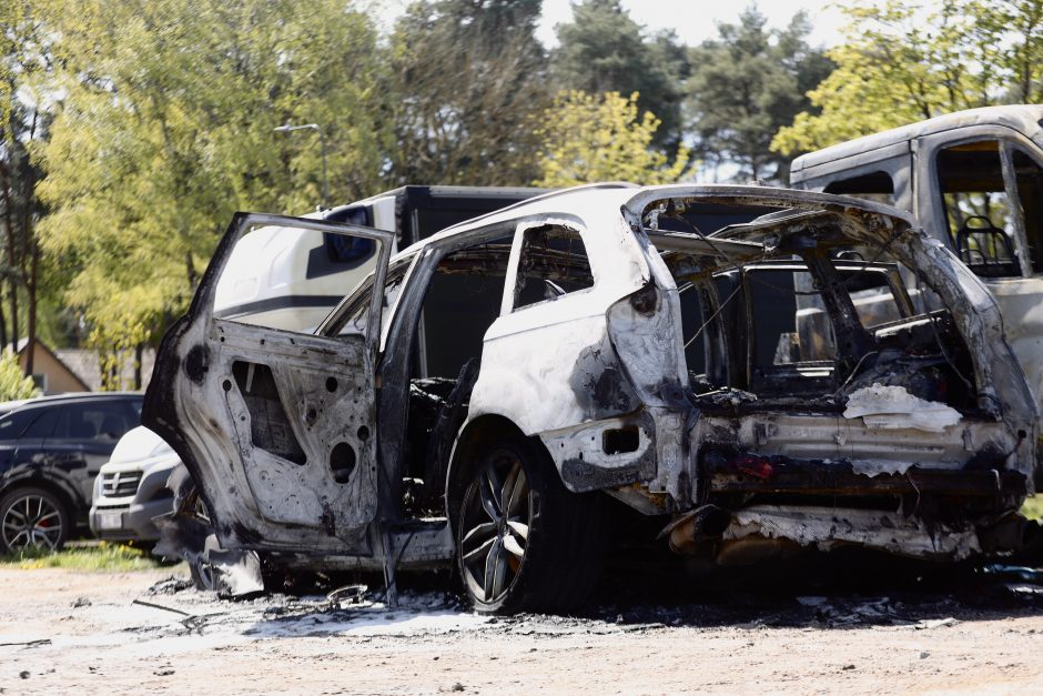 Apie gaisrą autoservise pranešė juodų dūmų stulpas: nelaimę prišaukė automobilio gedimas