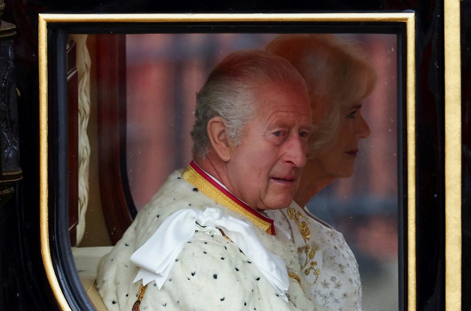 Karalius Charlesas III ir karalienė Camilla išvyko iš Bakingamo rūmų į karūnaciją