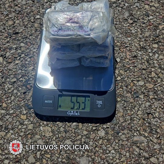 Kriminalistai sulaikė 1 kilogramą hašišo: 5 paketus vyras lyg niekur nieko vežėsi mašinoje