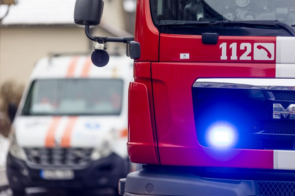 Jurbarko rajone prie tarnybinio automobilio rastas negyvas ugniagesys
