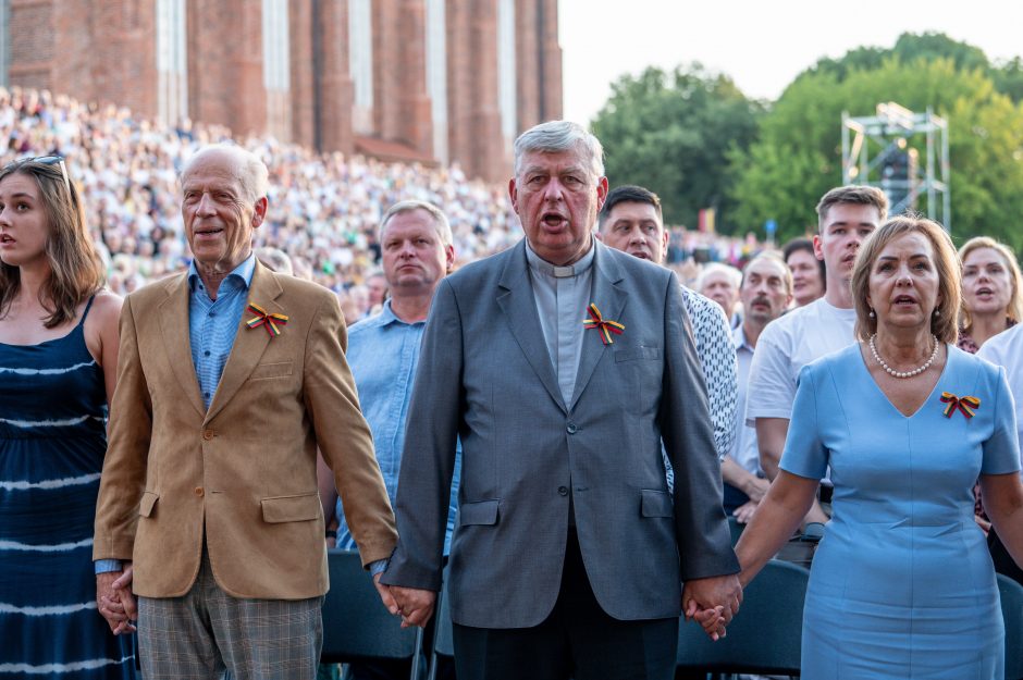 Valstybės diena palydėta himnu: ties Kauno pilimi net šiurpuliukai po kūną bėgiojo