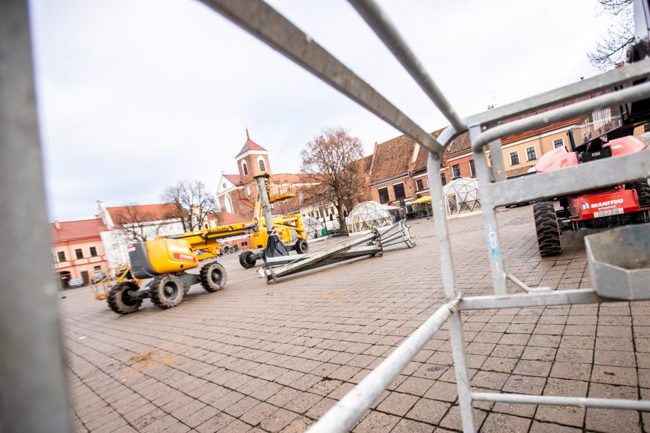 Rotušės aikštėje jau montuojamas kalėdinės eglutės karkasas