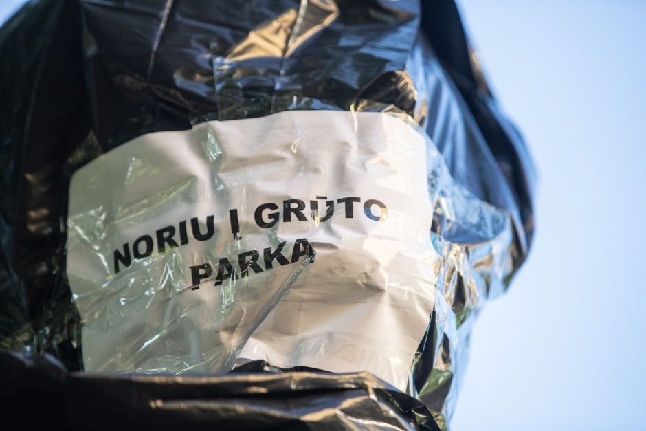 P. Cvirkos paminklas prašosi į Grūto parką?