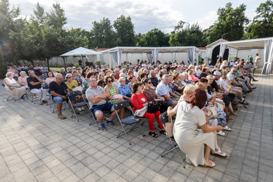 Pažaislio liepų alėjoje nuskambėjo I. Valinskienės koncertas