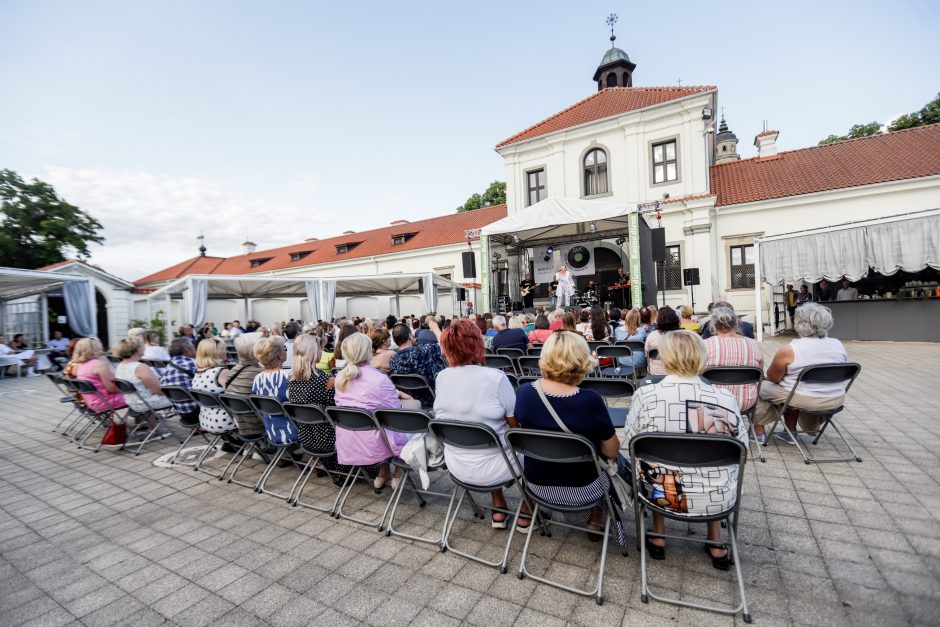 Pažaislio liepų alėjoje nuskambėjo I. Valinskienės koncertas