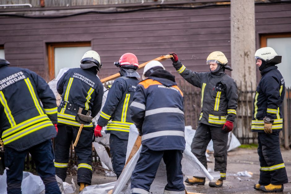 Kaunas ūžia: smarkus vėjas nunešė namo stogą, išvartė medžius