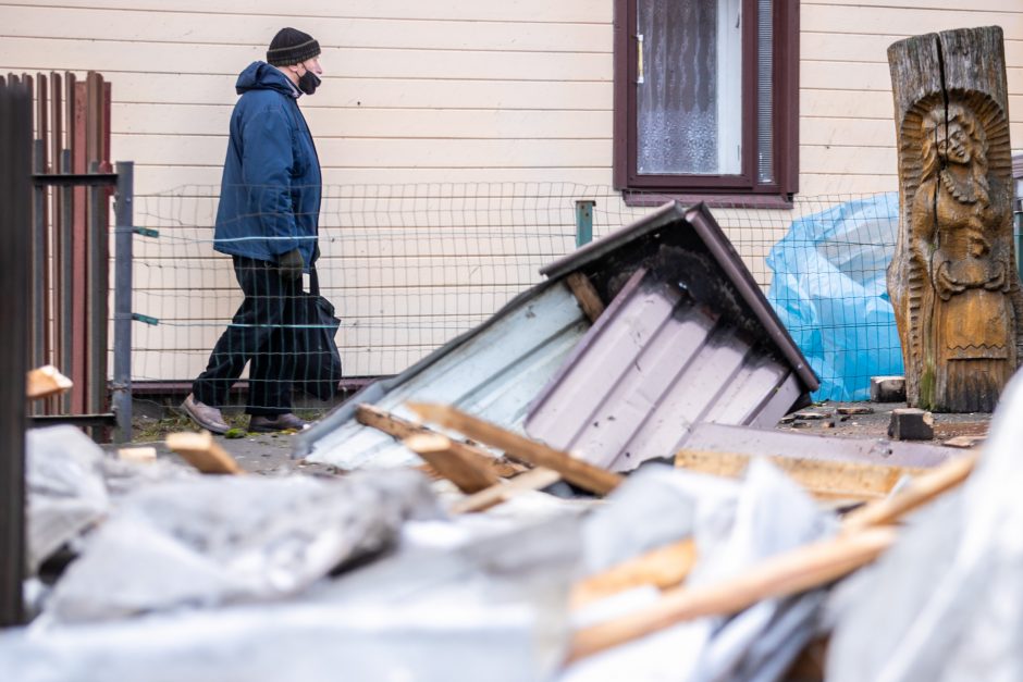 Kaunas ūžia: smarkus vėjas nunešė namo stogą, išvartė medžius