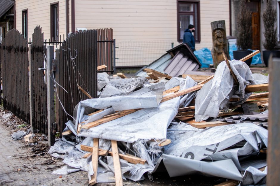 Kaunas ūžia: smarkus vėjas nunešė namo stogą, išvartė medžius