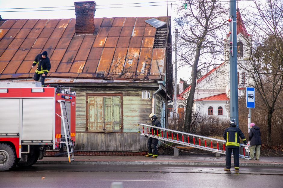 Kaunas ūžia: smarkus vėjas nunešė namo stogą, išvartė medžius