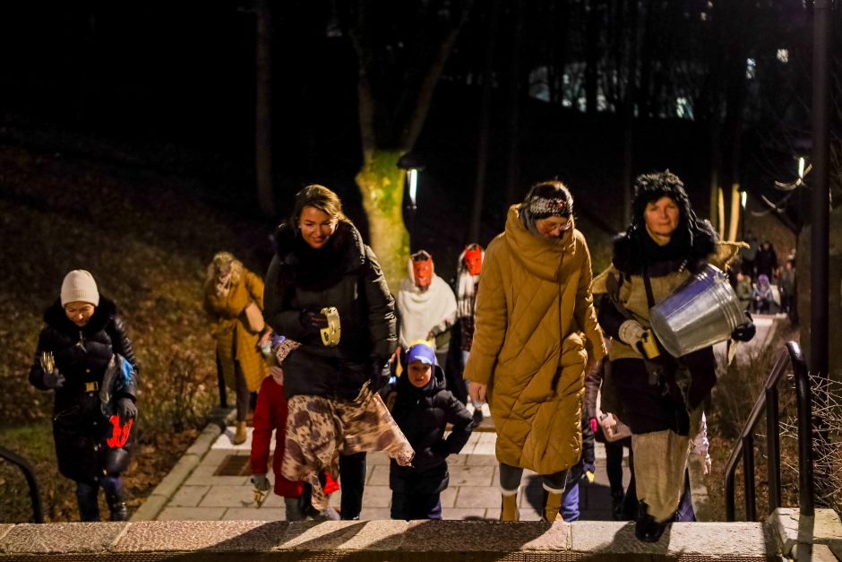 Kauniečiai žiemą iš kiemo varė ant Kauko laiptų