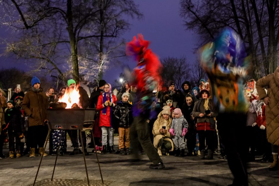 Kauniečiai žiemą iš kiemo varė ant Kauko laiptų