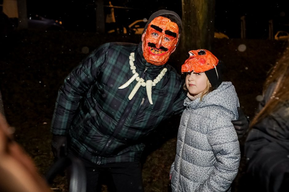 Kauniečiai žiemą iš kiemo varė ant Kauko laiptų