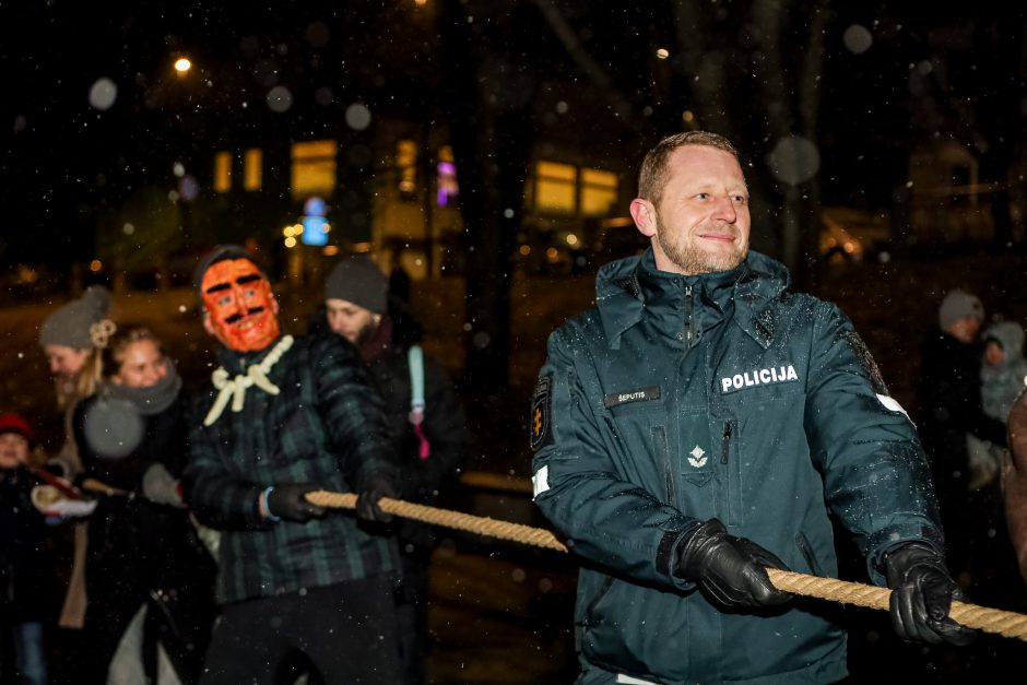 Kauniečiai žiemą iš kiemo varė ant Kauko laiptų