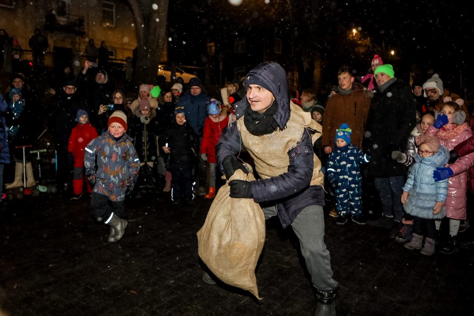 Kauniečiai žiemą iš kiemo varė ant Kauko laiptų