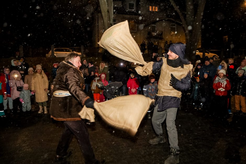 Kauniečiai žiemą iš kiemo varė ant Kauko laiptų